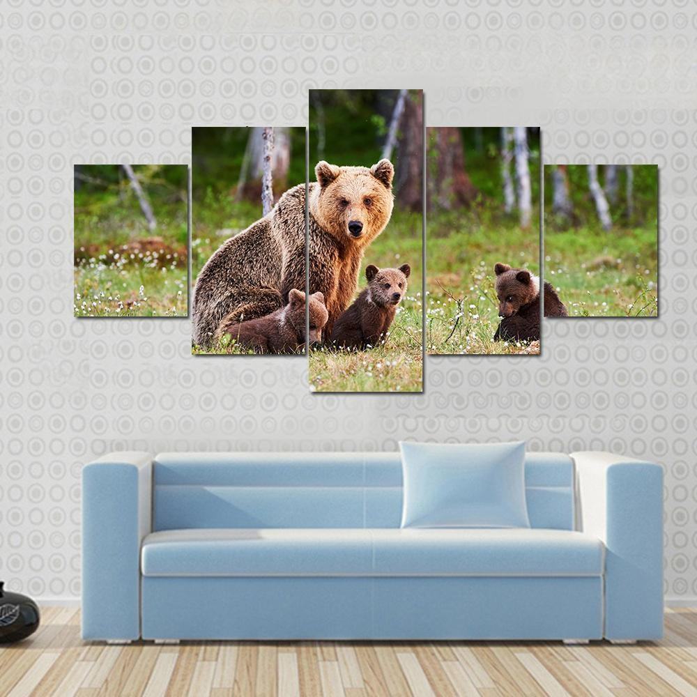 Brown Mother Bear Protecting Her Cubs Animal Leinwandbilder Kunstdrucke Rahmen