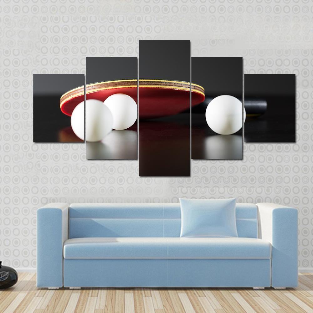 Tischtennisschläger auf Dunklem Tisch - Konzentrierte Sport Leinwandbilder Kunstdrucke