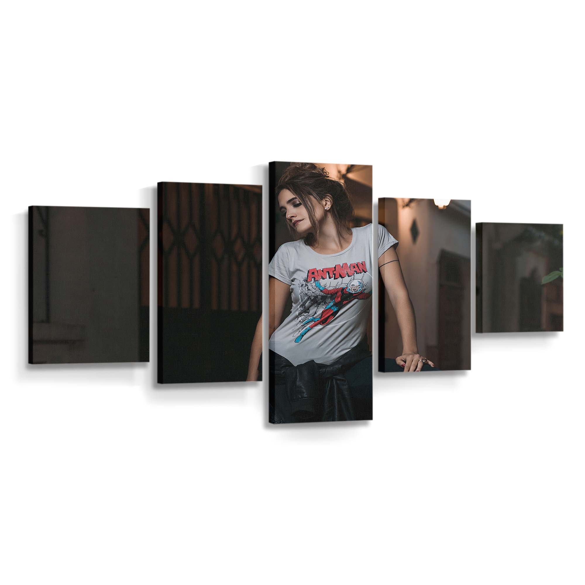 Mädchen im Superhelden T Shirt Leinwandbild – Marvel Wandbild & Wanddeko