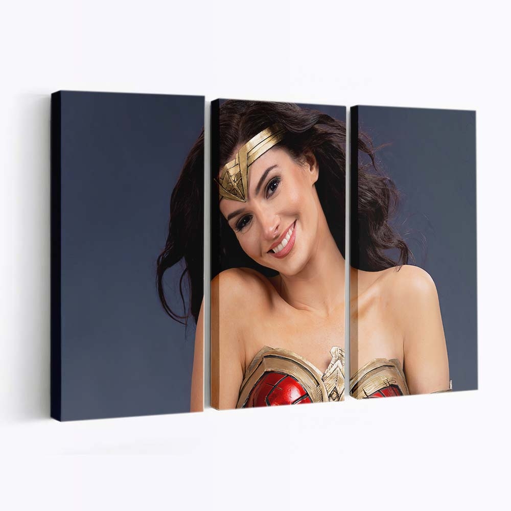 Cute Wonder Woman Smiling Cosplay Leinwandbilder | Wanddeko